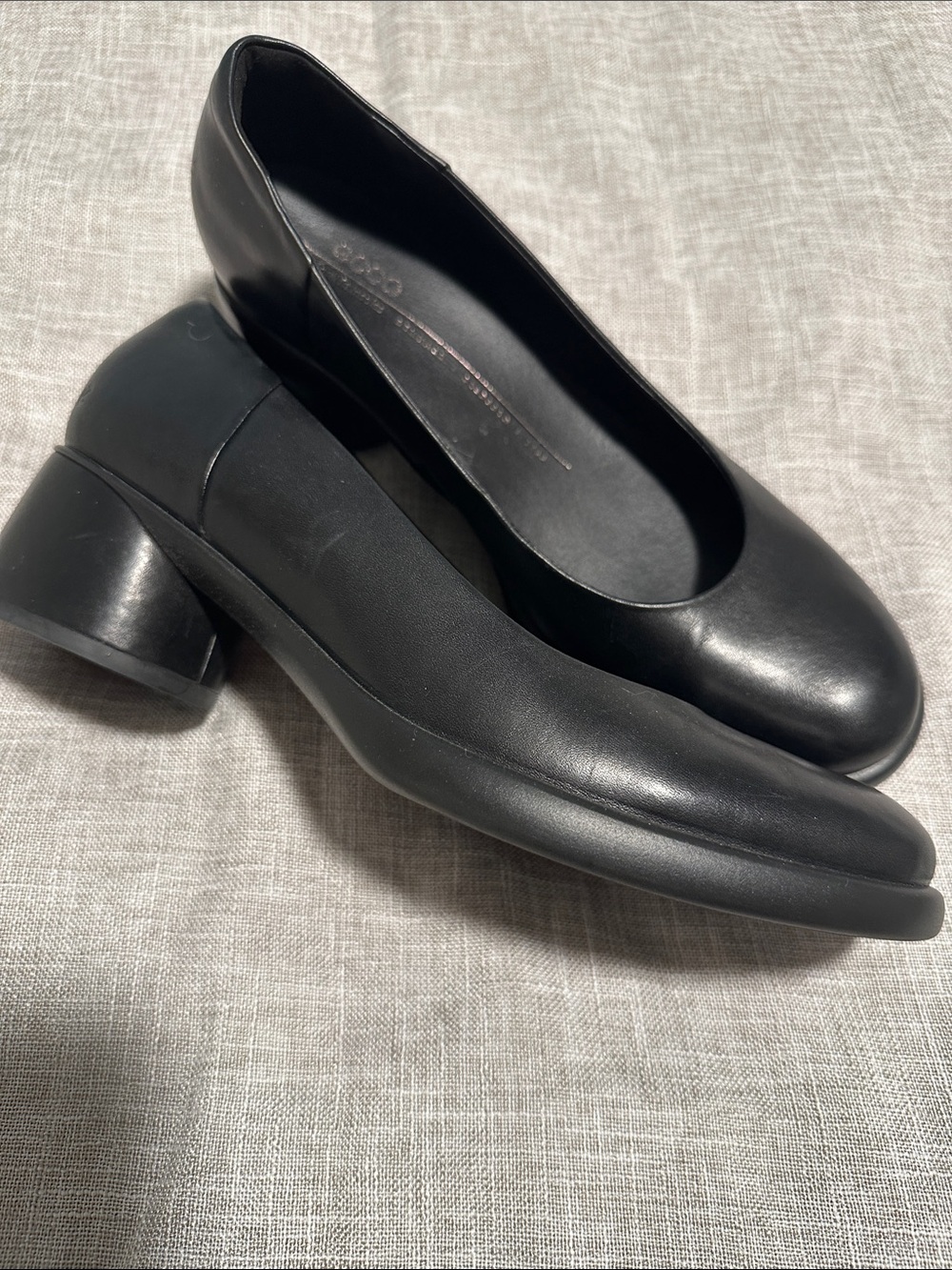 Ecco Black Leather Rounded Toe Block Heel Pumps